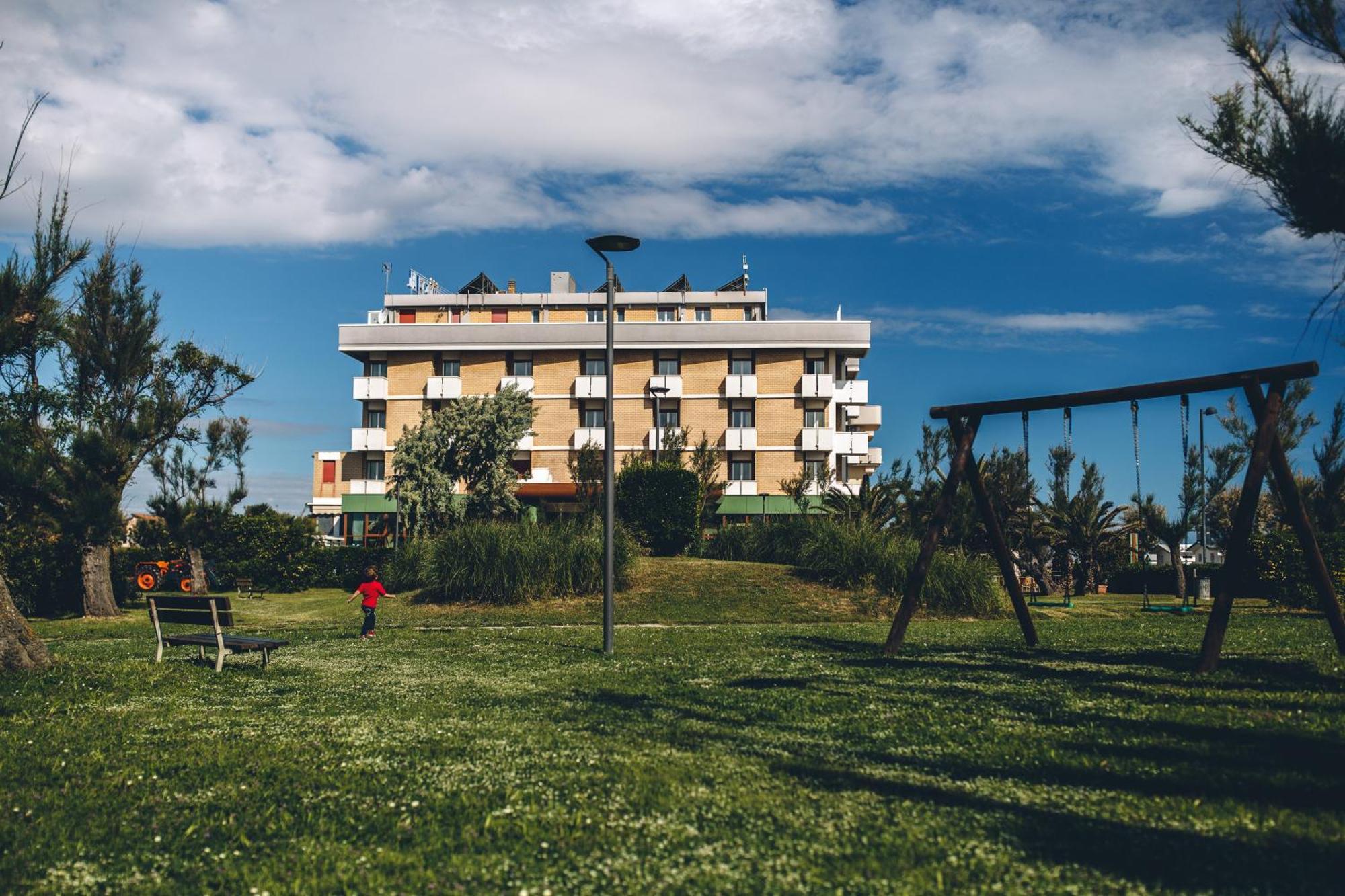 Una Hotels Imperial Beach Hotel Marotta Exterior foto